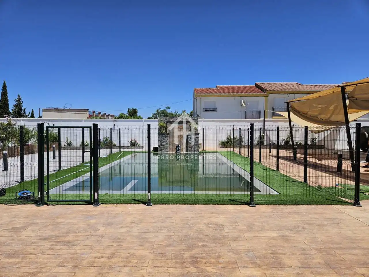 Piscina de Local en venta en Chimeneas con Aire acondicionado