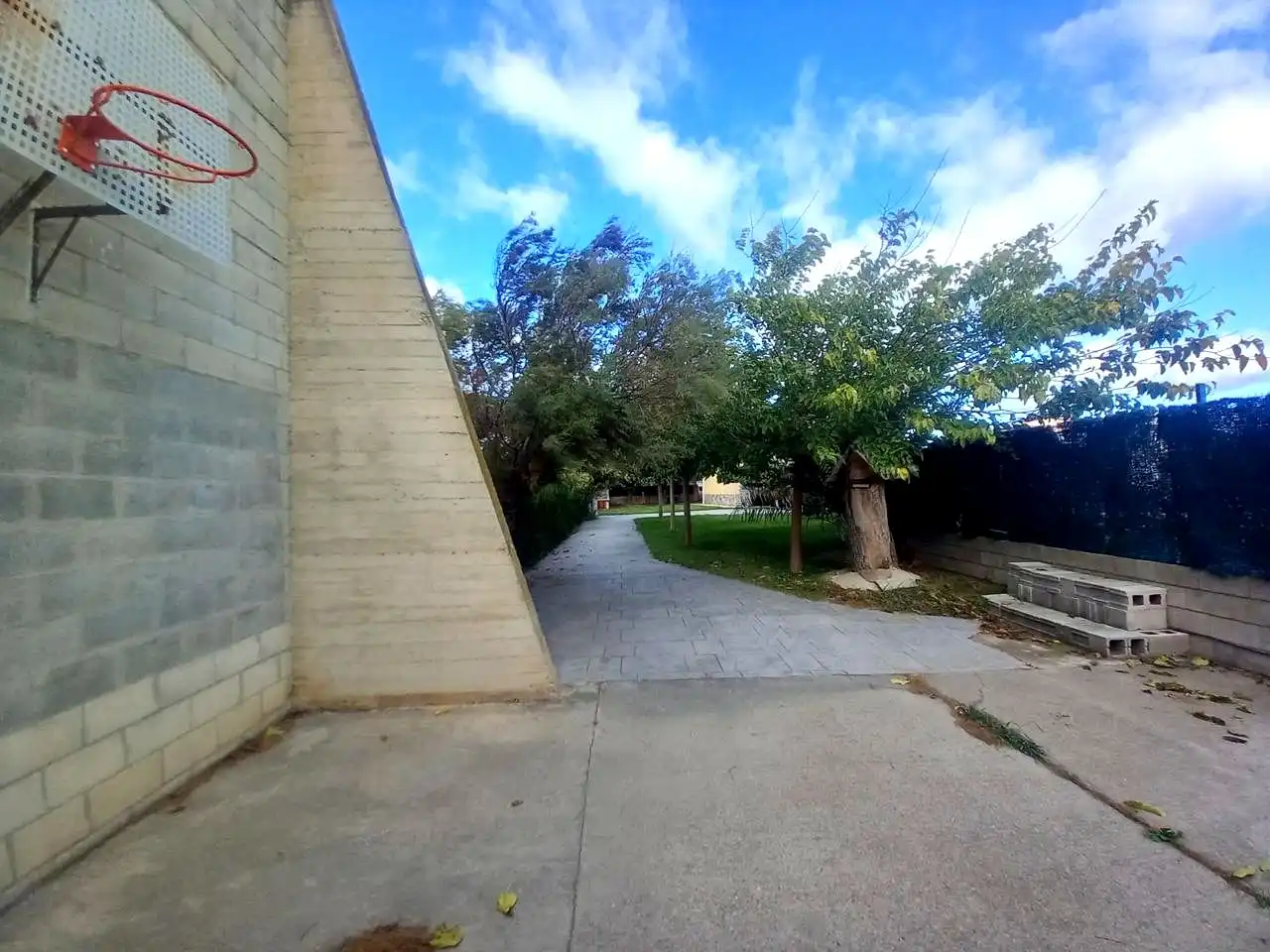Vista exterior de Casa o xalet en venda en Zaragoza amb Aire condicionat, Calefacció i Jardí privat