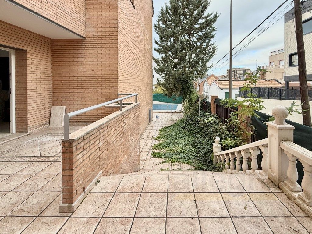 Vista exterior de Casa adosada en venta en  Madrid Capital con Jardín privado y Piscina