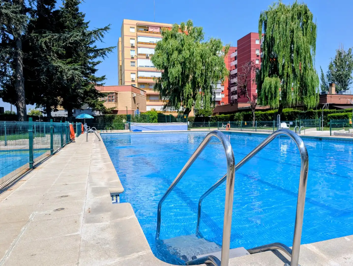 Piscina de Piso en venta en Fuenlabrada con Jardín privado, Terraza y Balcón
