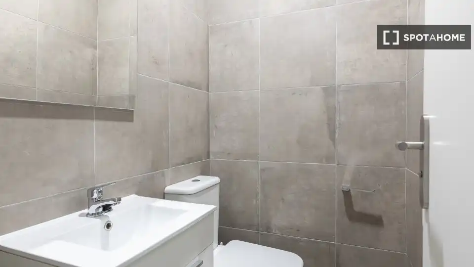 Bany de Pis de lloguer en Getafe amb Aire condicionat, Calefacció i Moblat