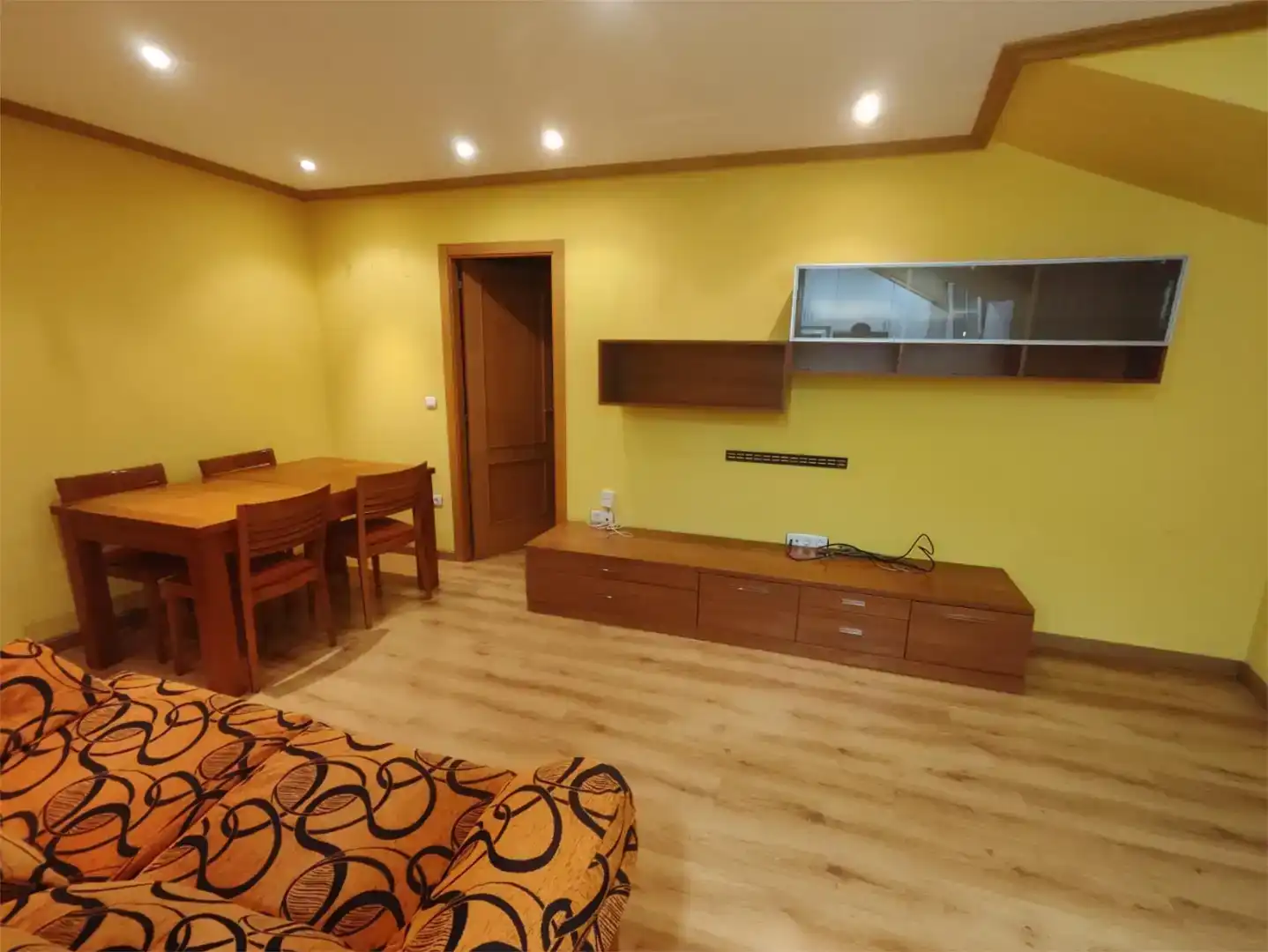 Sala d'estar de Àtic en venda en Guardo amb Parquet, Moblat i Forn