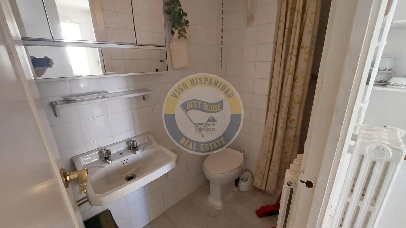 Bathroom of Flat for sale in Vigo   with Heating, Terrace and Storage room