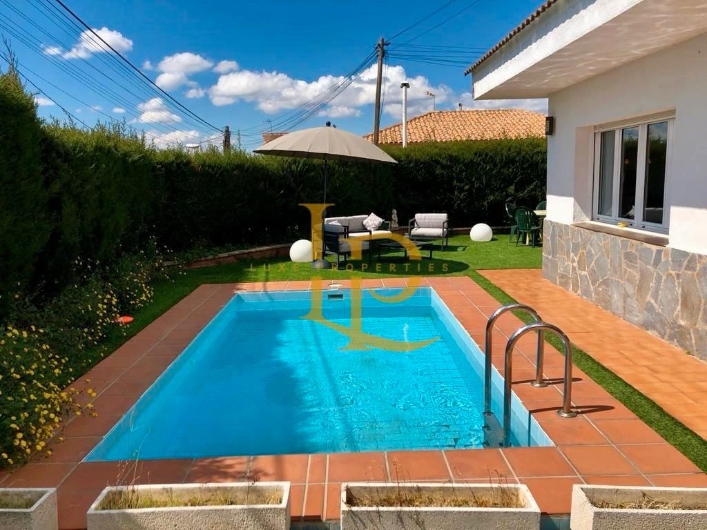 Piscina de Casa adosada en venda en Rubí amb Calefacció, Jardí privat i Terrassa