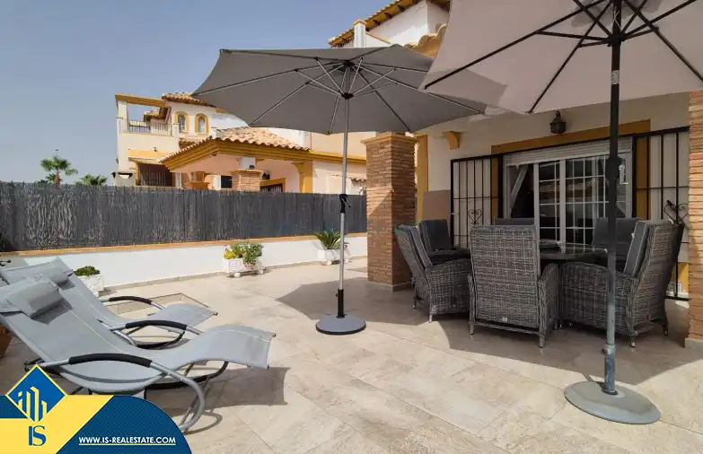 Chalet con piscina en venta en Orihuela Costa