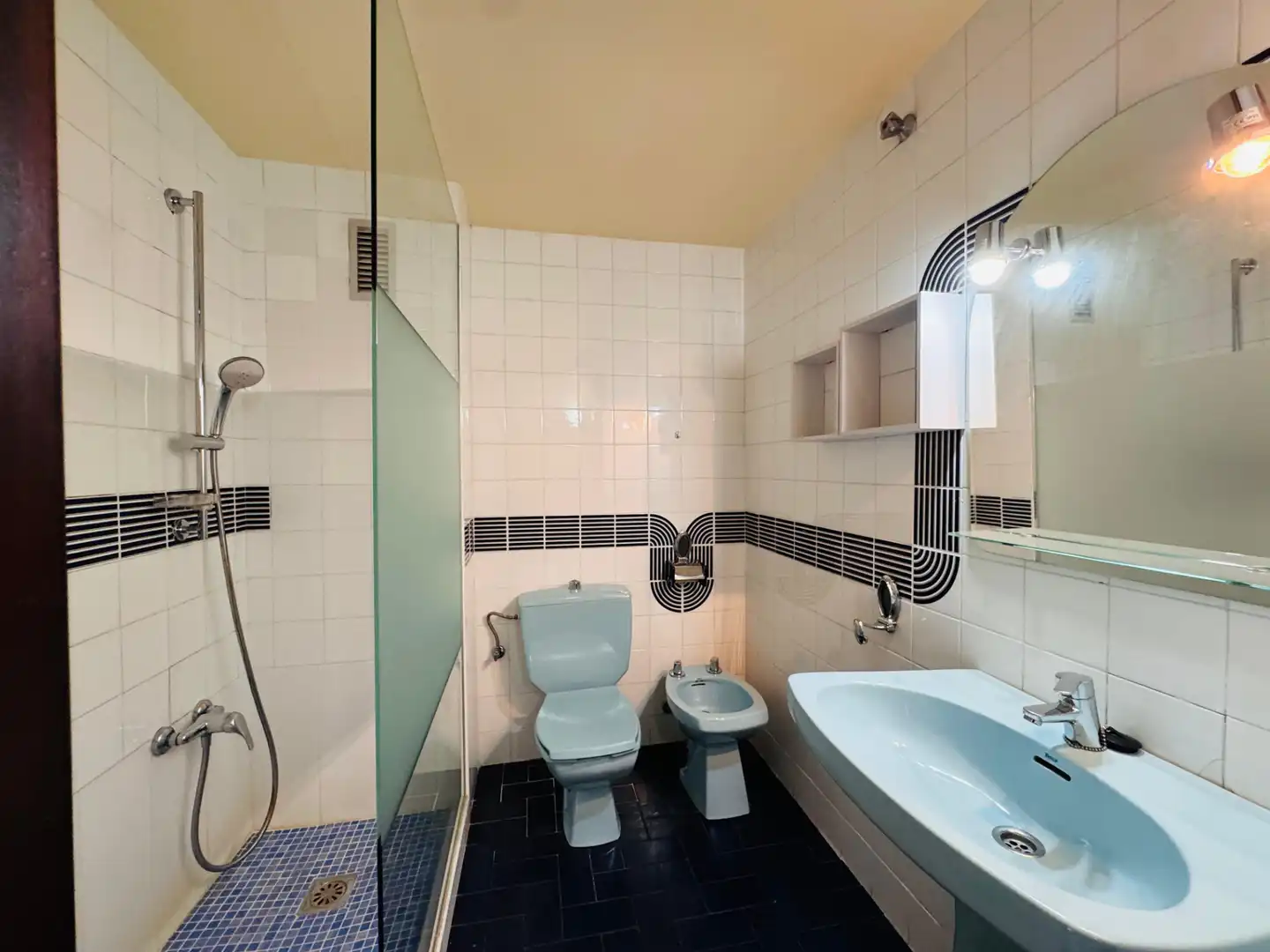 Bathroom of Flat for sale in Girona  with Air Conditioner, Heating and Terrace