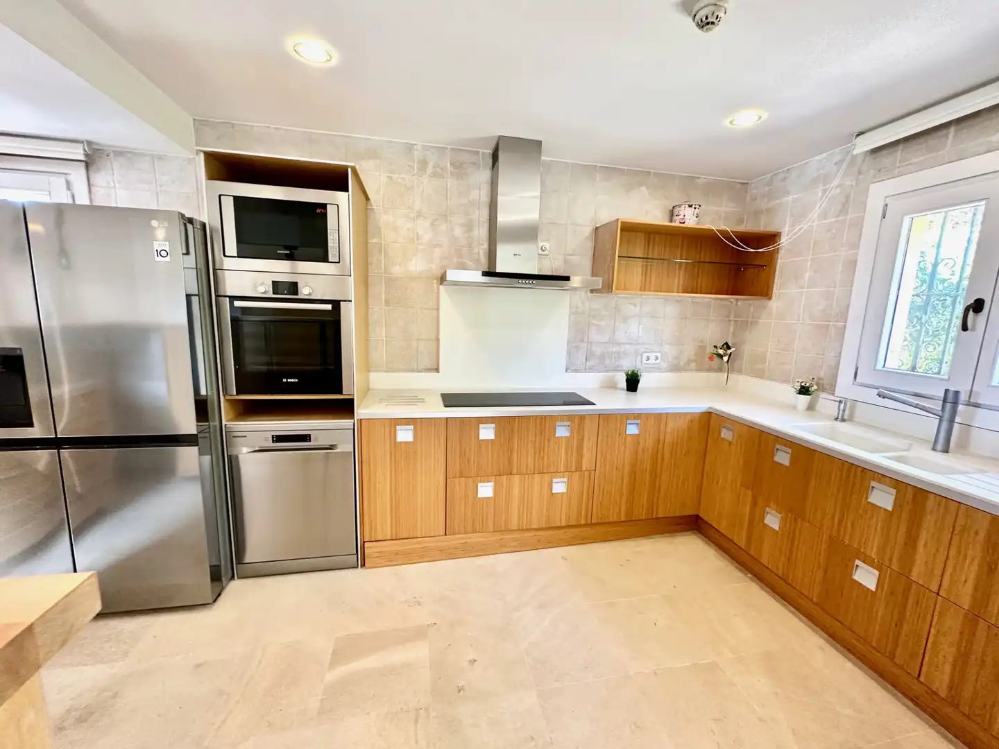 Küche von Einfamilien-Reihenhaus zum Verkauf in Marbella mit Klimaanlage, Privatgarten und Terrasse