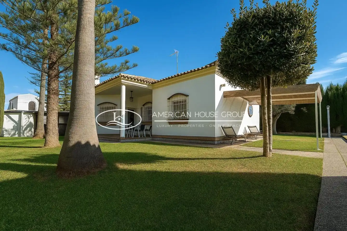Exterior view of Houses for sale in Chiclana de la Frontera