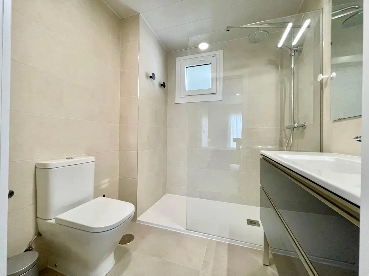 Bany de Apartament de lloguer en Ayamonte amb Aire condicionat, Calefacció i Jardí privat