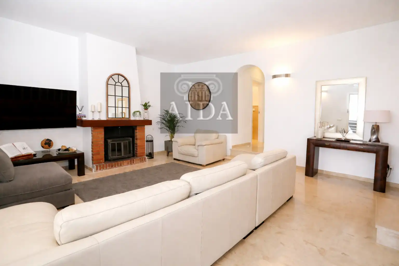 Sala d'estar de Casa o xalet en venda en Marbella amb Aire condicionat, Terrassa i Traster