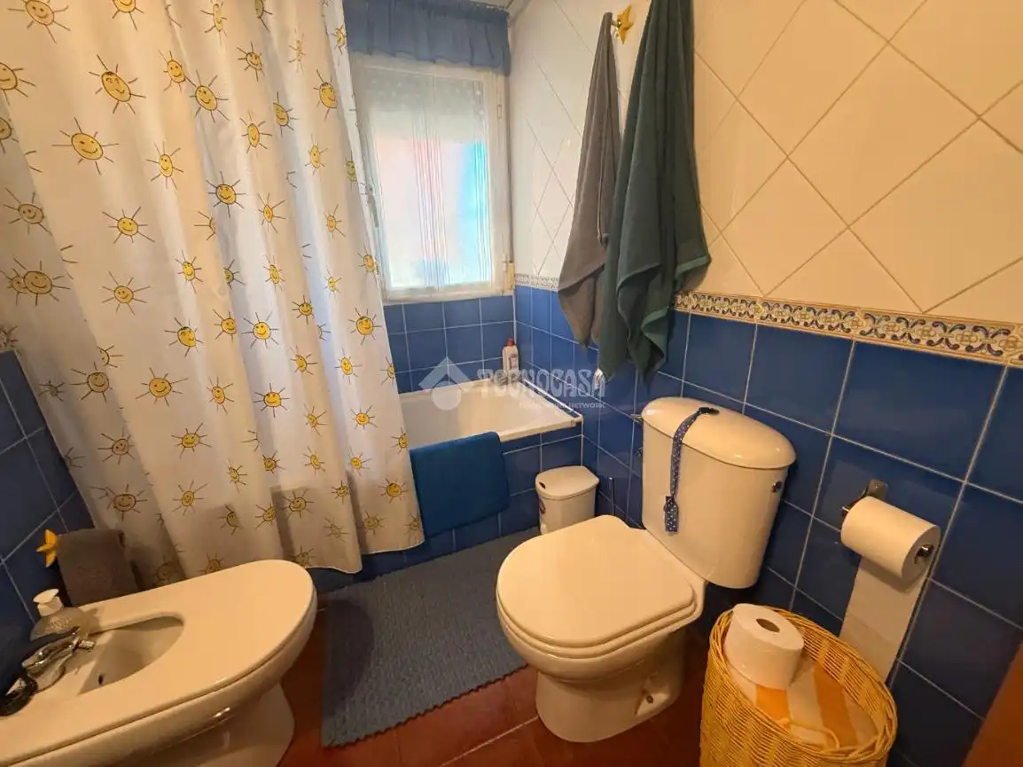 Badezimmer von Einfamilien-Reihenhaus zum Verkauf in Torrejón del Rey mit Klimaanlage, Heizung und Privatgarten