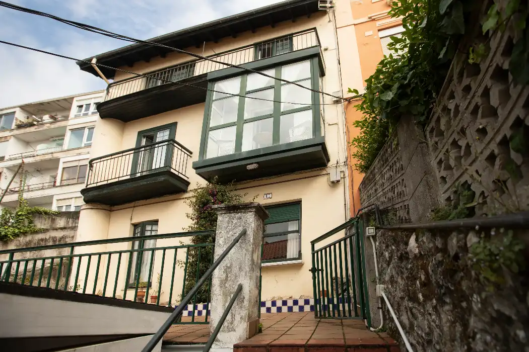 Vista exterior de Casa adosada en venda en Santander amb Calefacció, Jardí privat i Parquet