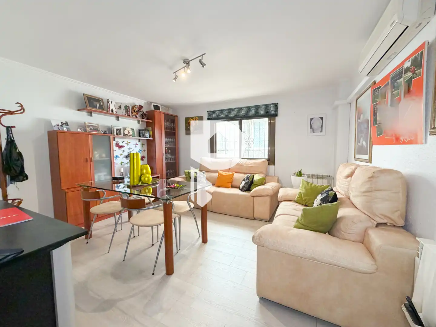 Sala d'estar de Casa o xalet en venda en El Papiol amb Aire condicionat, Calefacció i Jardí privat