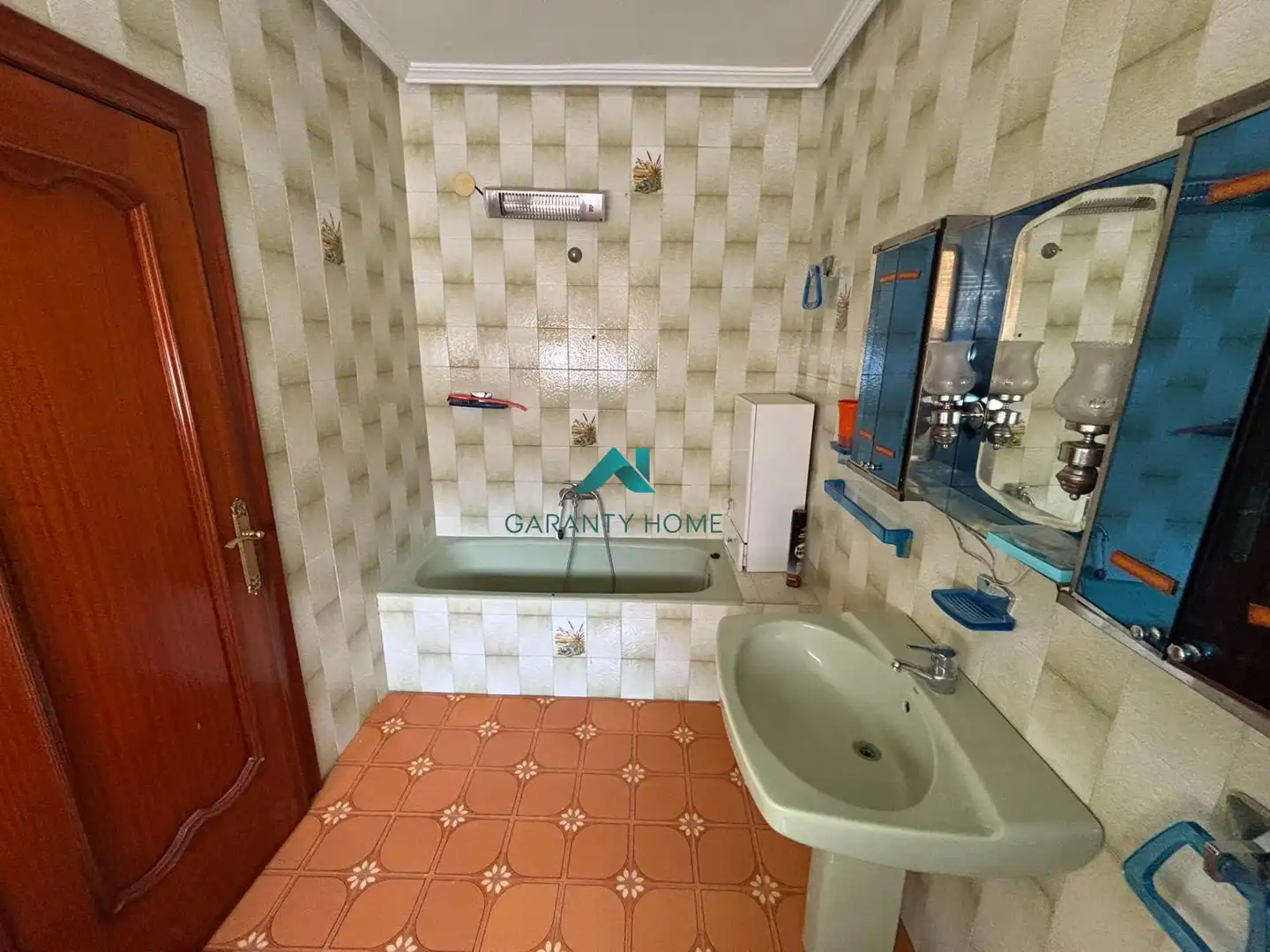 Bathroom of Houses for sale in Jamilena  with Air Conditioner, Terrace and Balcony