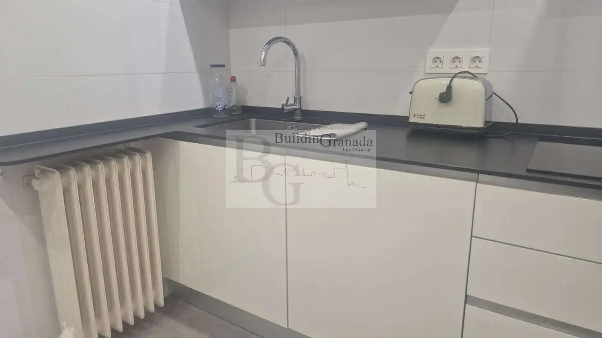 Cuina de Pis de lloguer en Granada amb Aire condicionat, Calefacció i Moblat