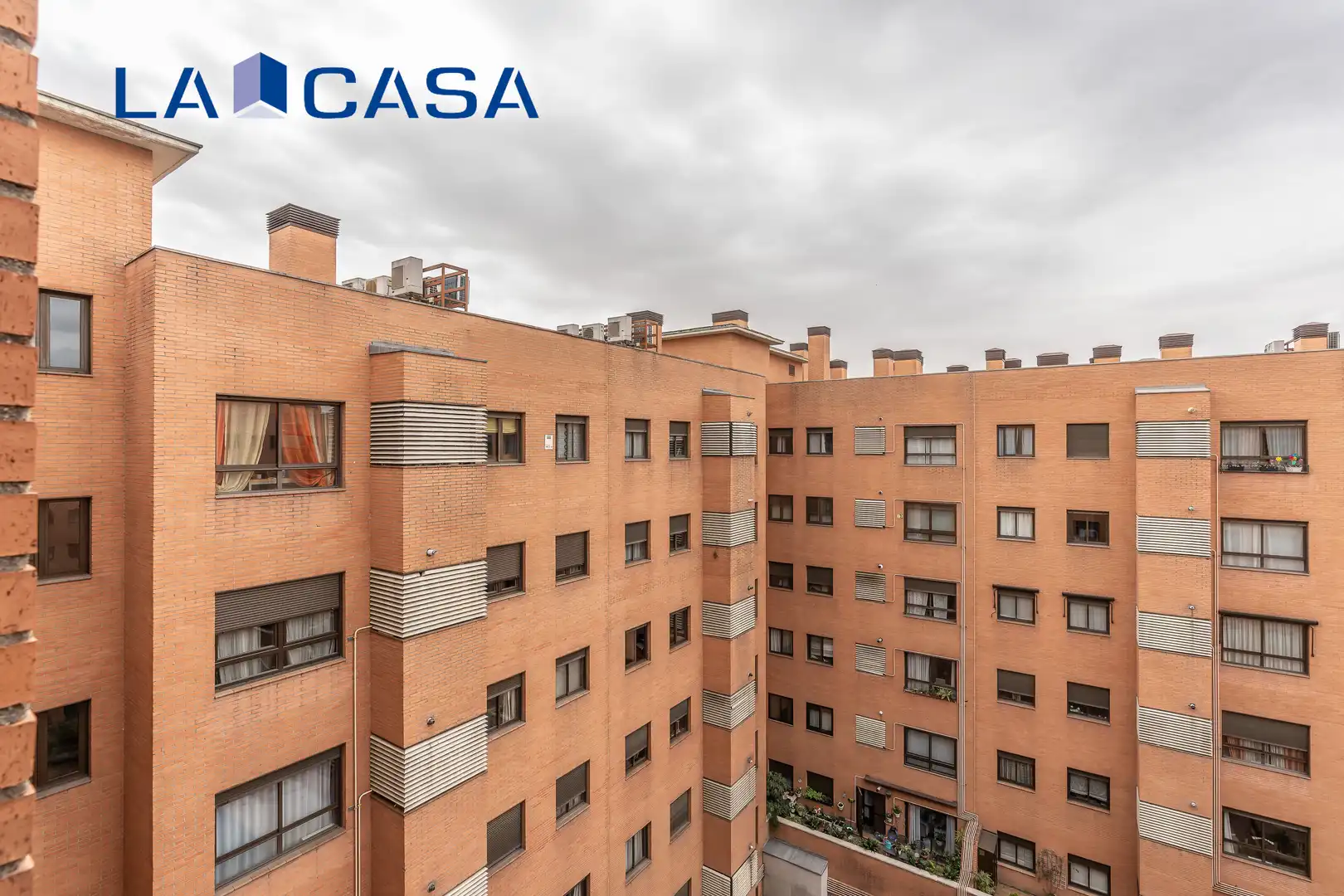 Vista exterior de Pis en venda en Madrid amb Calefacció i Piscina