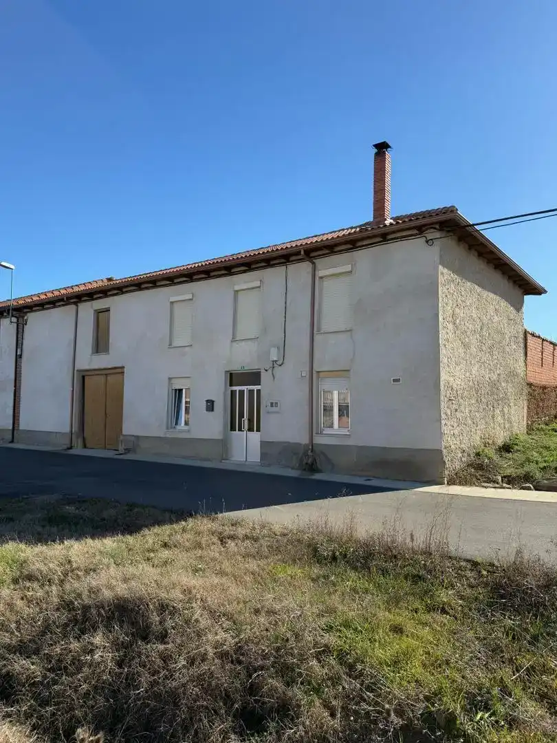 Vista exterior de Casa adosada en venta en Benavides, León