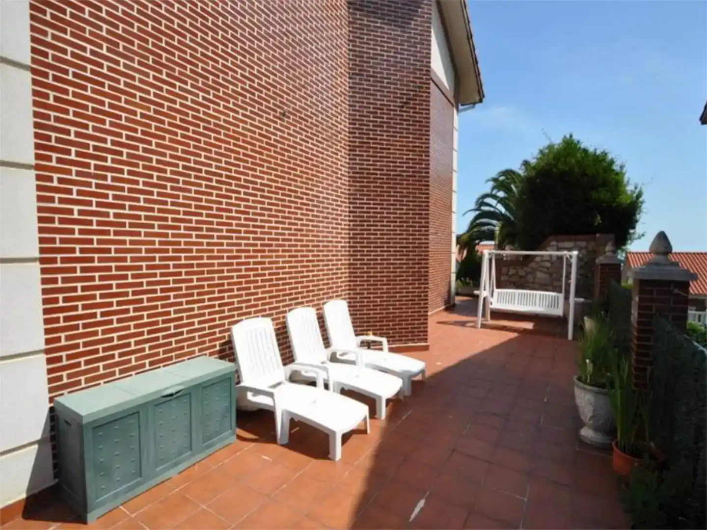 Terrasse von Wohnung zum Verkauf in Castro-Urdiales mit Privatgarten, Schwimmbad und Möbliert
