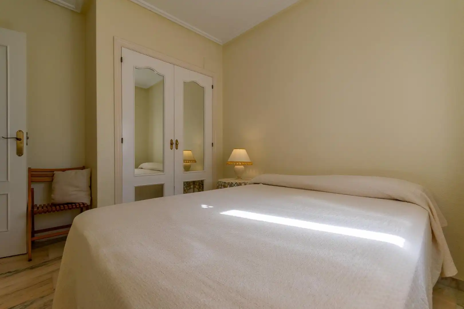 Habitación de Piso de alquiler en Santa Pola con Terraza y Piscina comunitaria