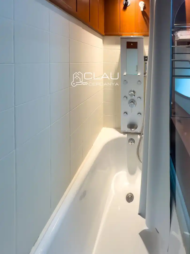 Badezimmer von Wohnung zur Miete in Font-Romeu-Odeillo-Via mit Heizung, Parkett und Terrasse