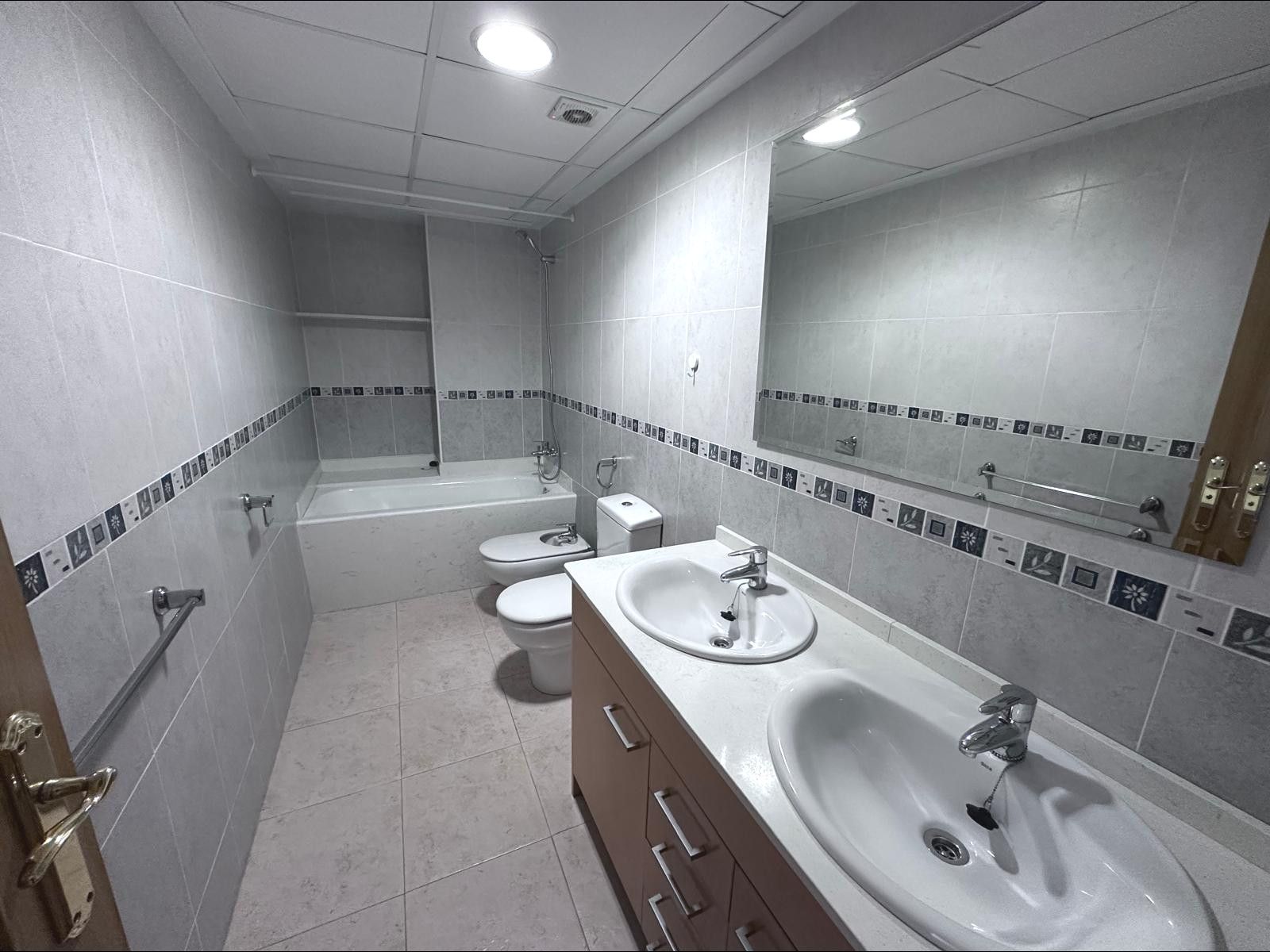 Bathroom of Flat for sale in Elche / Elx  with Air Conditioner and Furnished
