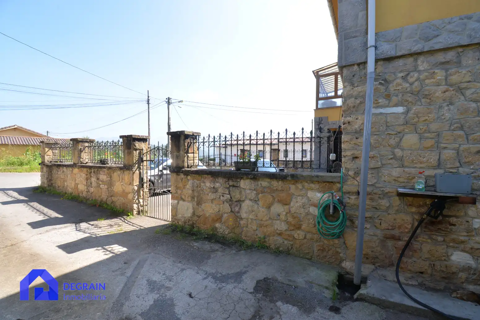 Außenansicht von Haus oder Chalet zum Verkauf in Oviedo  mit Heizung, Terrasse und Abstellraum