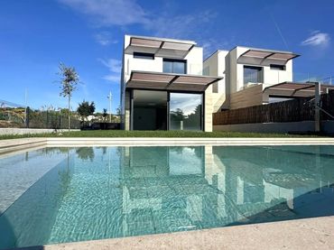 Casa aparellada amb piscina en venda a Carrer Agaró
