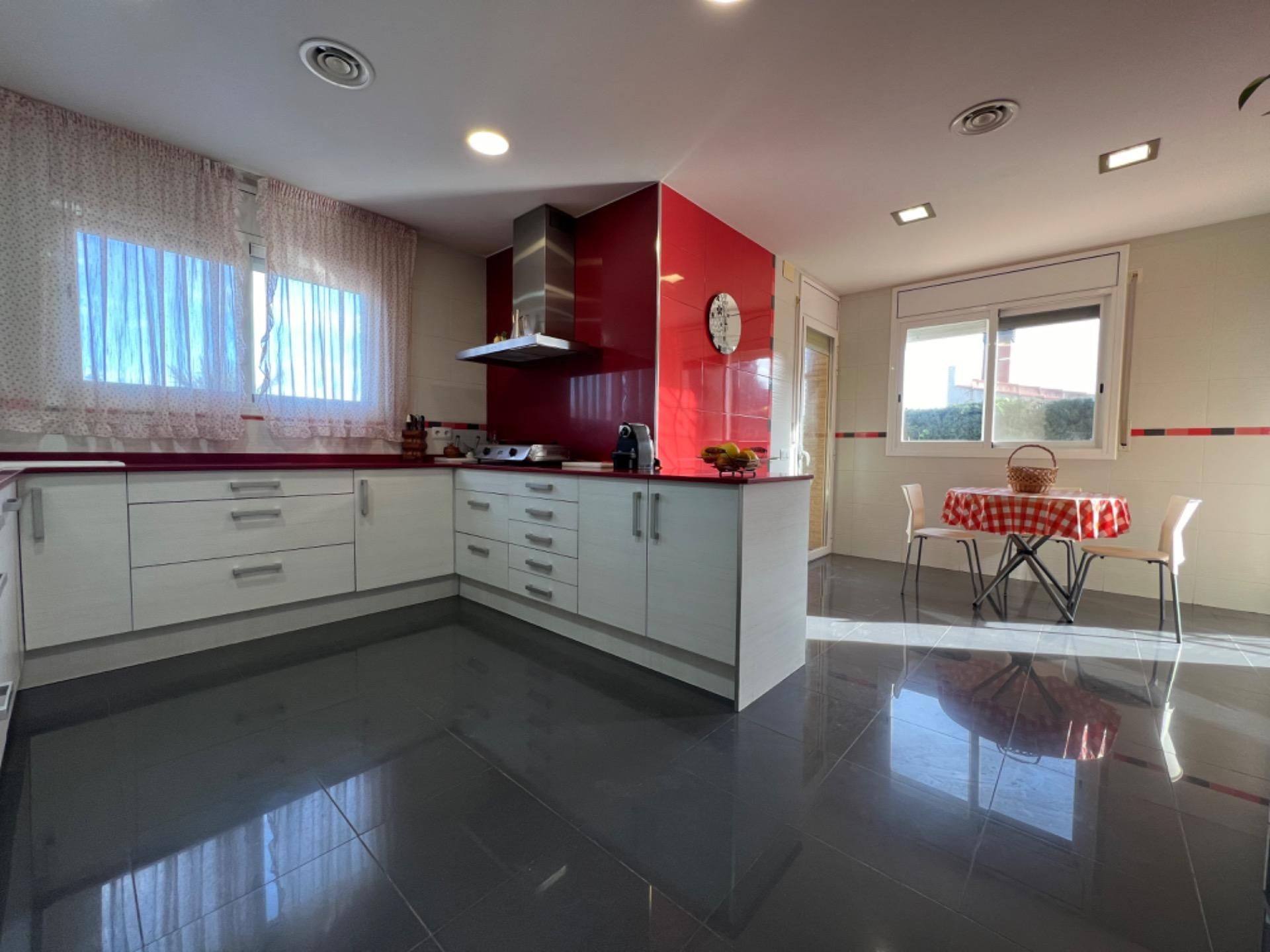 Cuina de Casa o xalet en venda en Roquetes amb Aire condicionat, Calefacció i Jardí privat