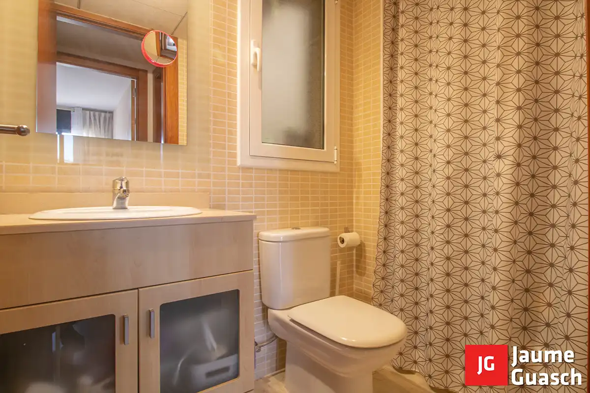 Badezimmer von Wohnung zum Verkauf in Torredembarra mit Klimaanlage, Heizung und Parkett