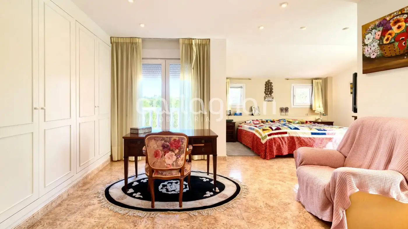 Habitación de Casa o chalet en venta en Paterna con Aire acondicionado, Calefacción y Jardín privado