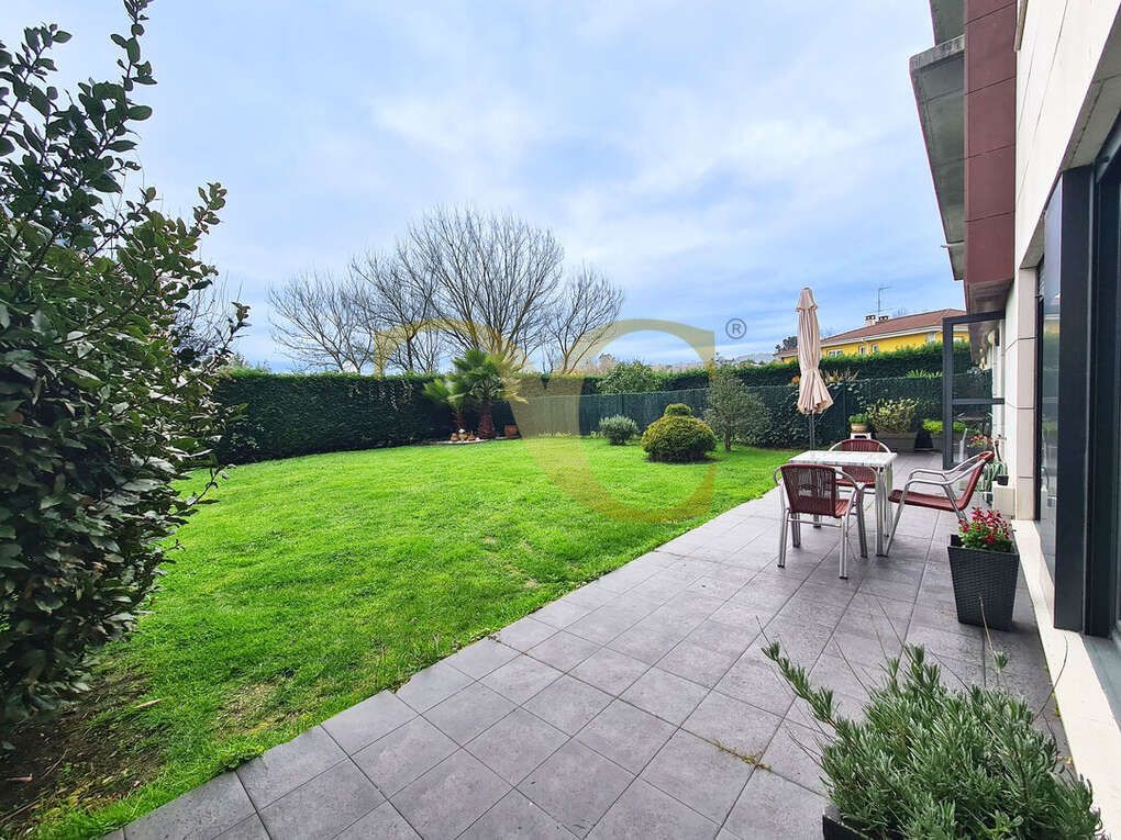 Jardín de Piso en venta en Oviedo  con Calefacción, Jardín privado y Terraza