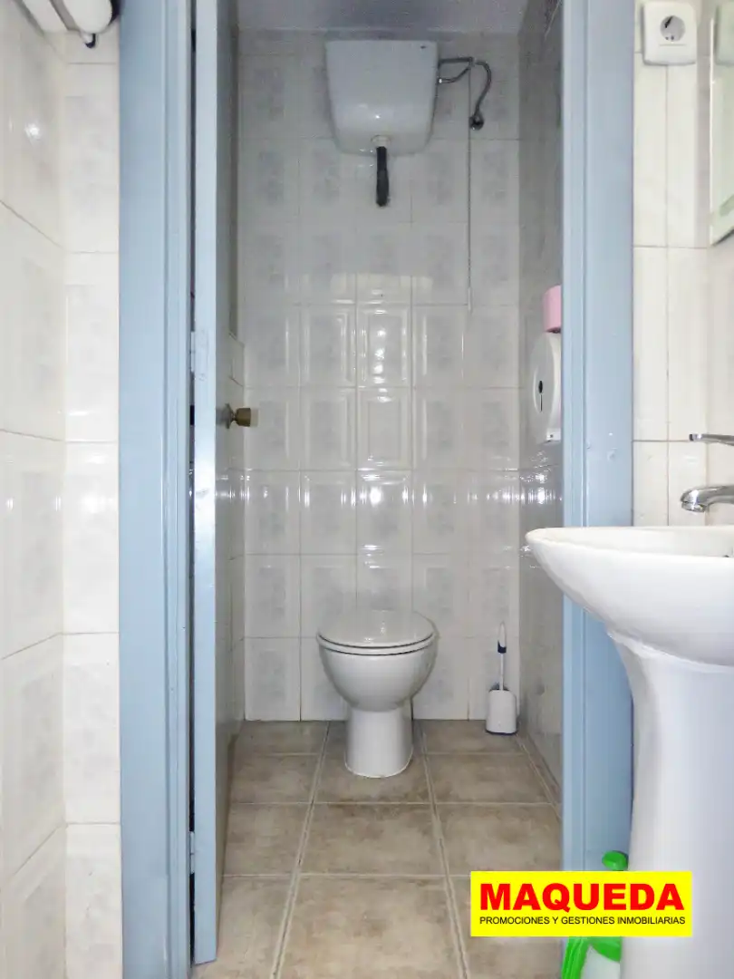 Baño de Nave industrial de alquiler en Leganés con Alarma