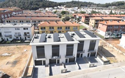 Vista exterior de Casa adosada en venda en Sarrià de Ter amb Aire condicionat i Terrassa