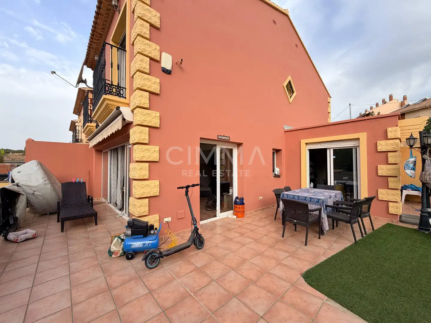 Vista exterior de Casa o xalet en venda en La Nucia amb Aire condicionat, Calefacció i Jardí privat