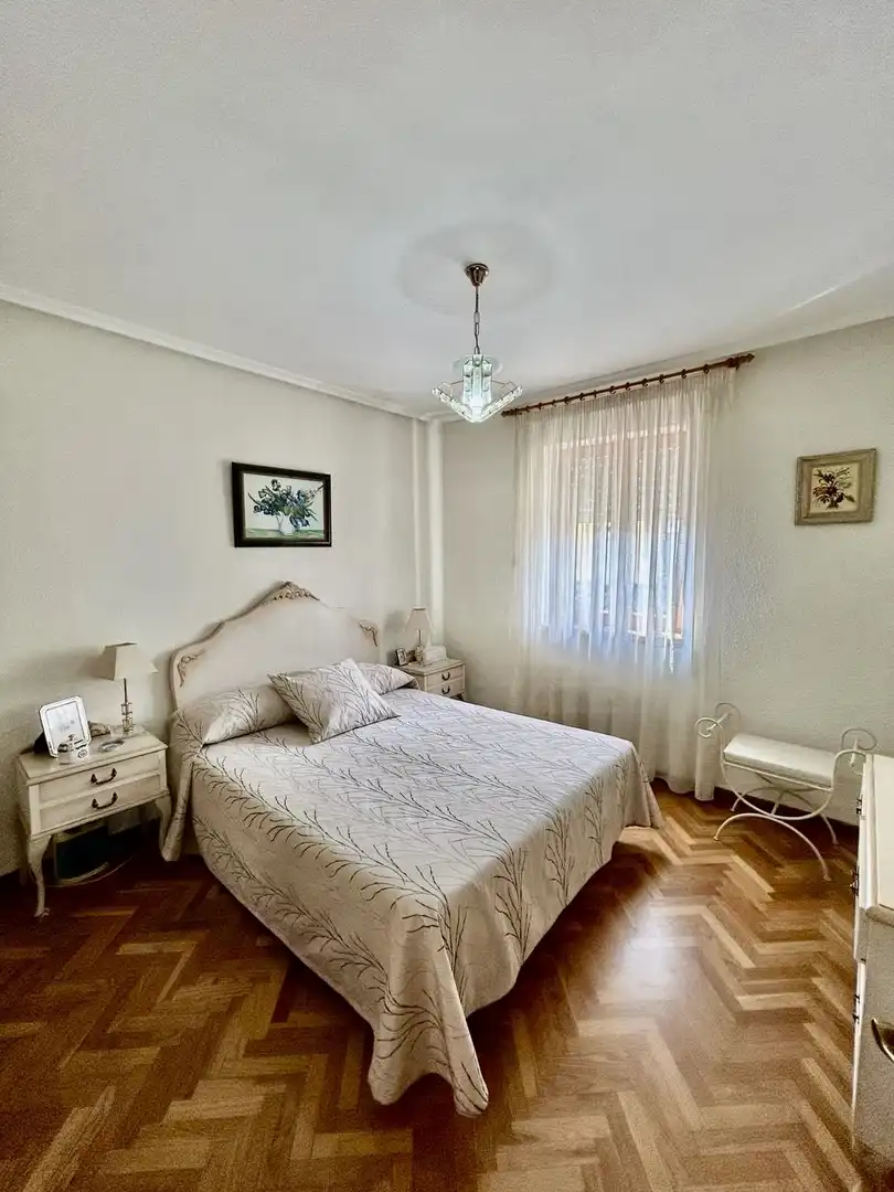 Dormitori de Casa o xalet en venda en La Bañeza  amb Calefacció