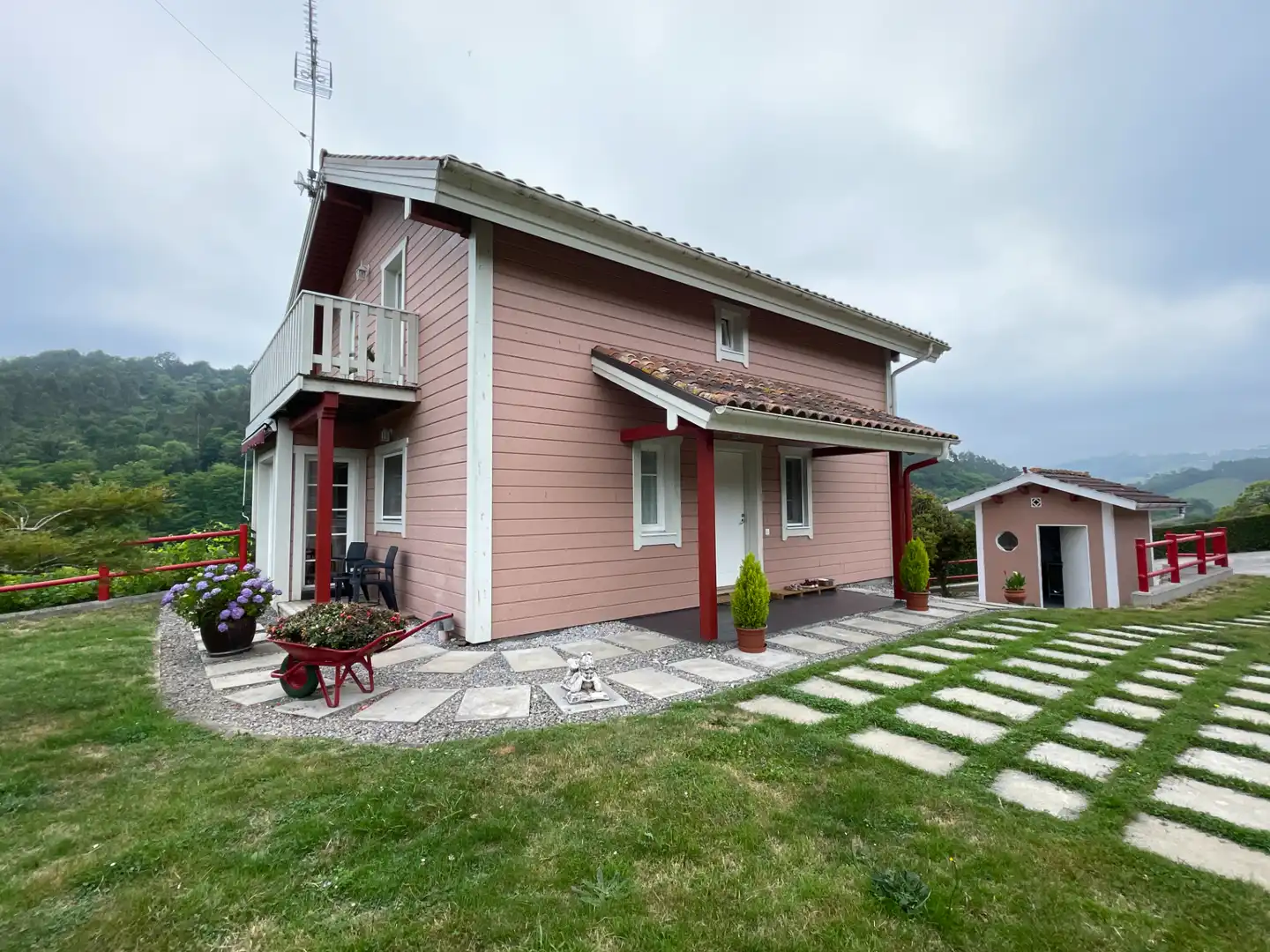 Vista exterior de Casa o xalet en venda en Gijón  amb Calefacció, Jardí privat i Parquet