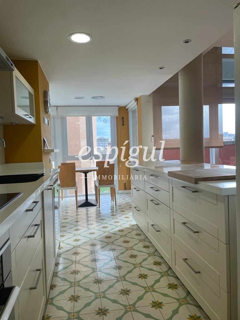 Cuina de Dúplex de lloguer en Girona Capital amb Calefacció, Parquet i Terrassa