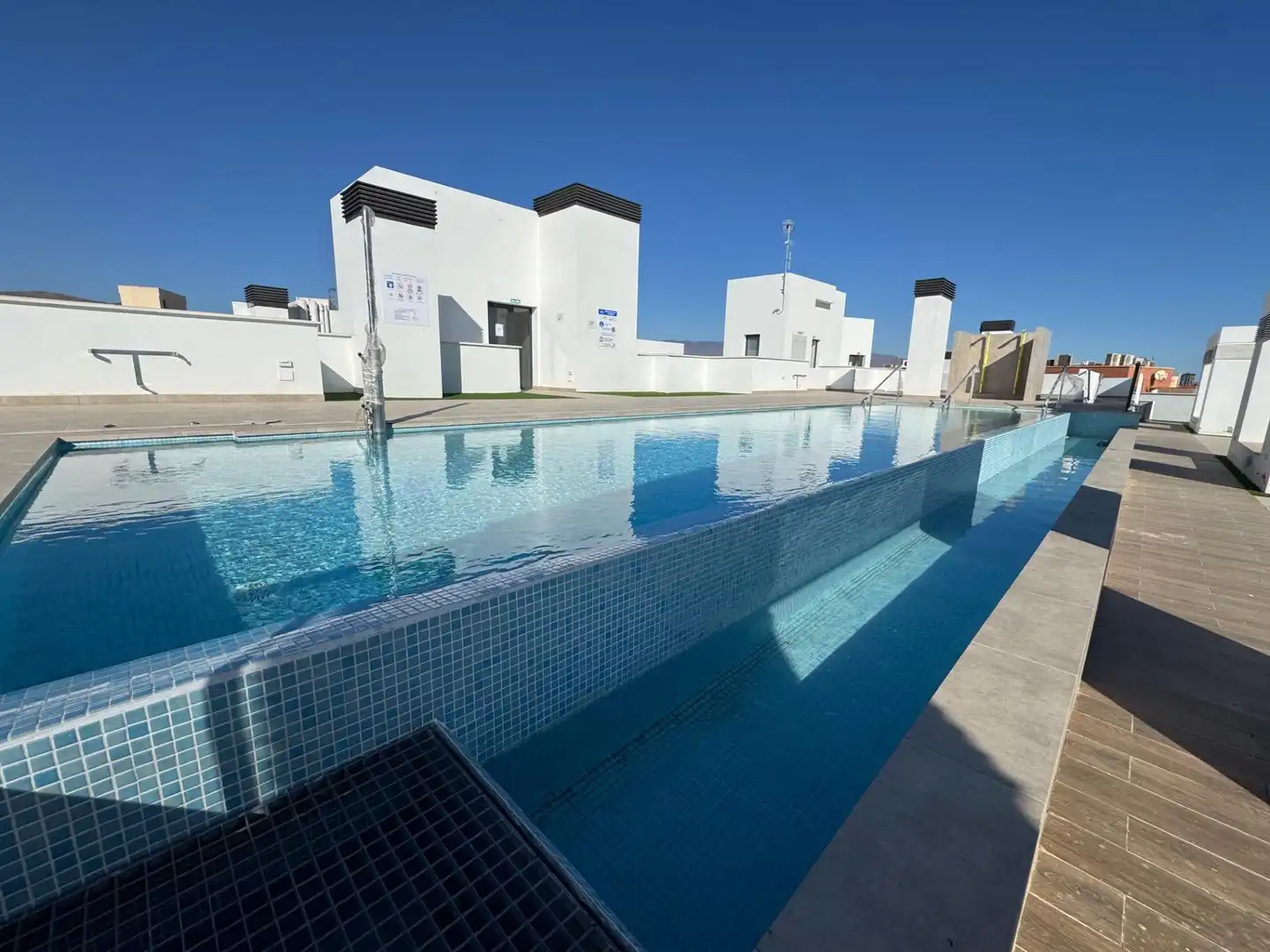 Piscina de Pis de lloguer en Almería amb Aire condicionat, Calefacció i Traster