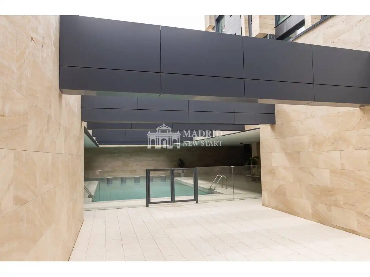 Piscina de Pis de lloguer en Madrid amb Aire condicionat, Calefacció i Traster