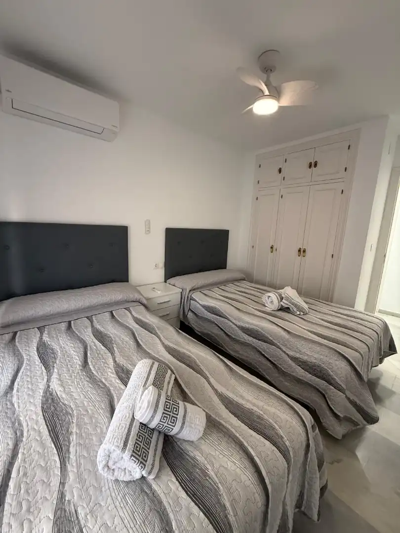 Dormitori de Apartament de lloguer en Fuengirola amb Aire condicionat, Calefacció i Jardí privat
