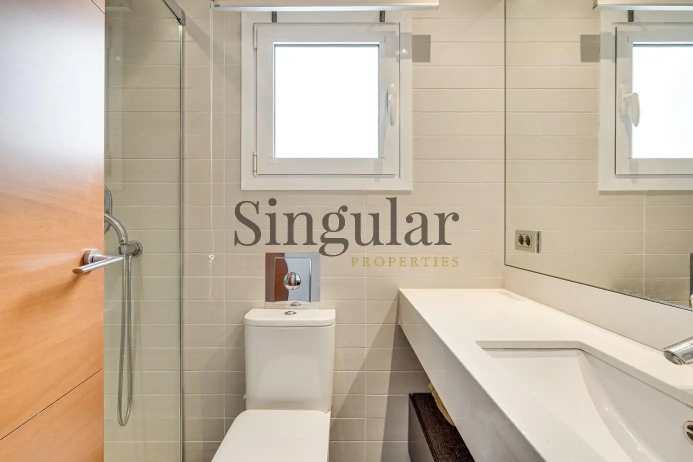 Baño de Ático en venta en Barcelona con Calefacción, Parquet y Terraza