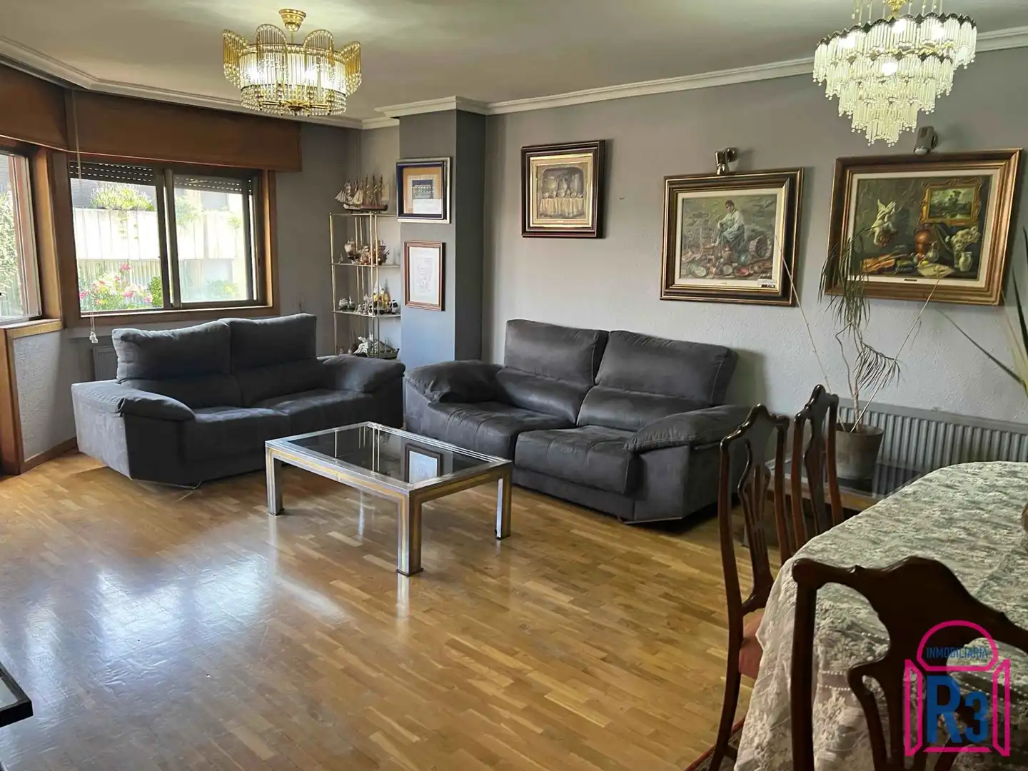 Sala d'estar de Pis en venda en León Capital  amb Calefacció, Terrassa i Traster