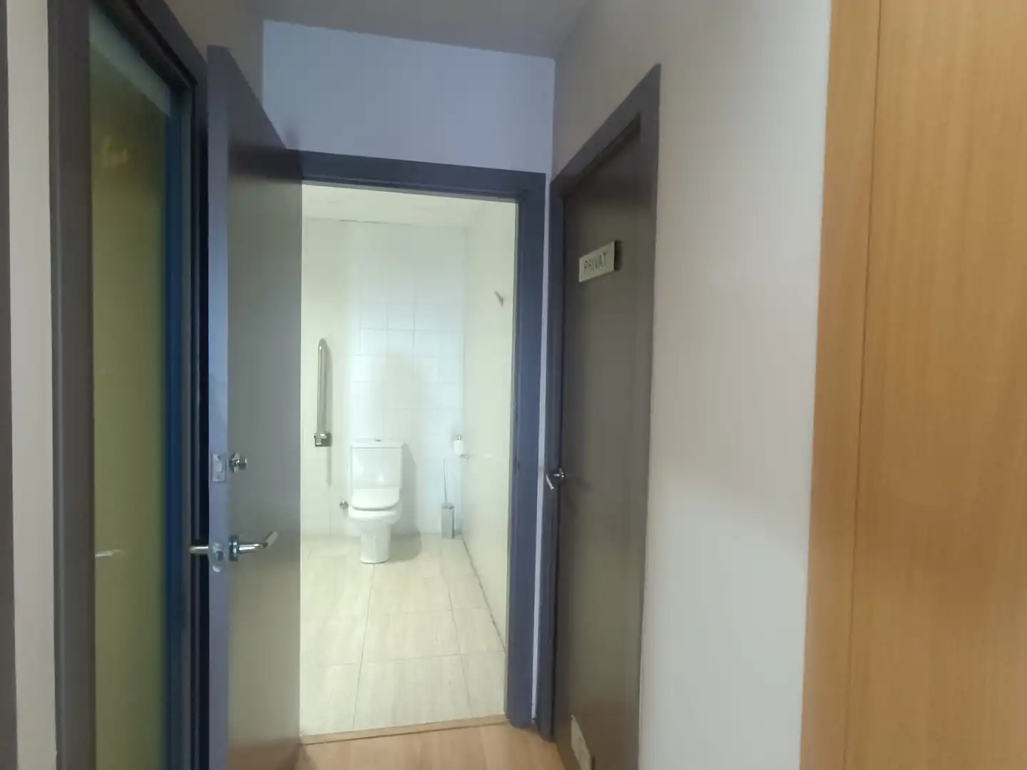 Badezimmer von Geschaftsraum zum Verkauf in Tarragona mit Klimaanlage, Parkett und Möbliert