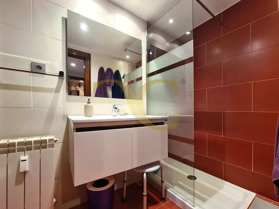 Bathroom of Flat for sale in Oviedo   with Heating
