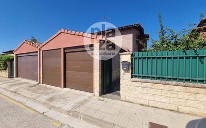 Vista exterior de Casa o xalet en venda en Valdorros amb Piscina