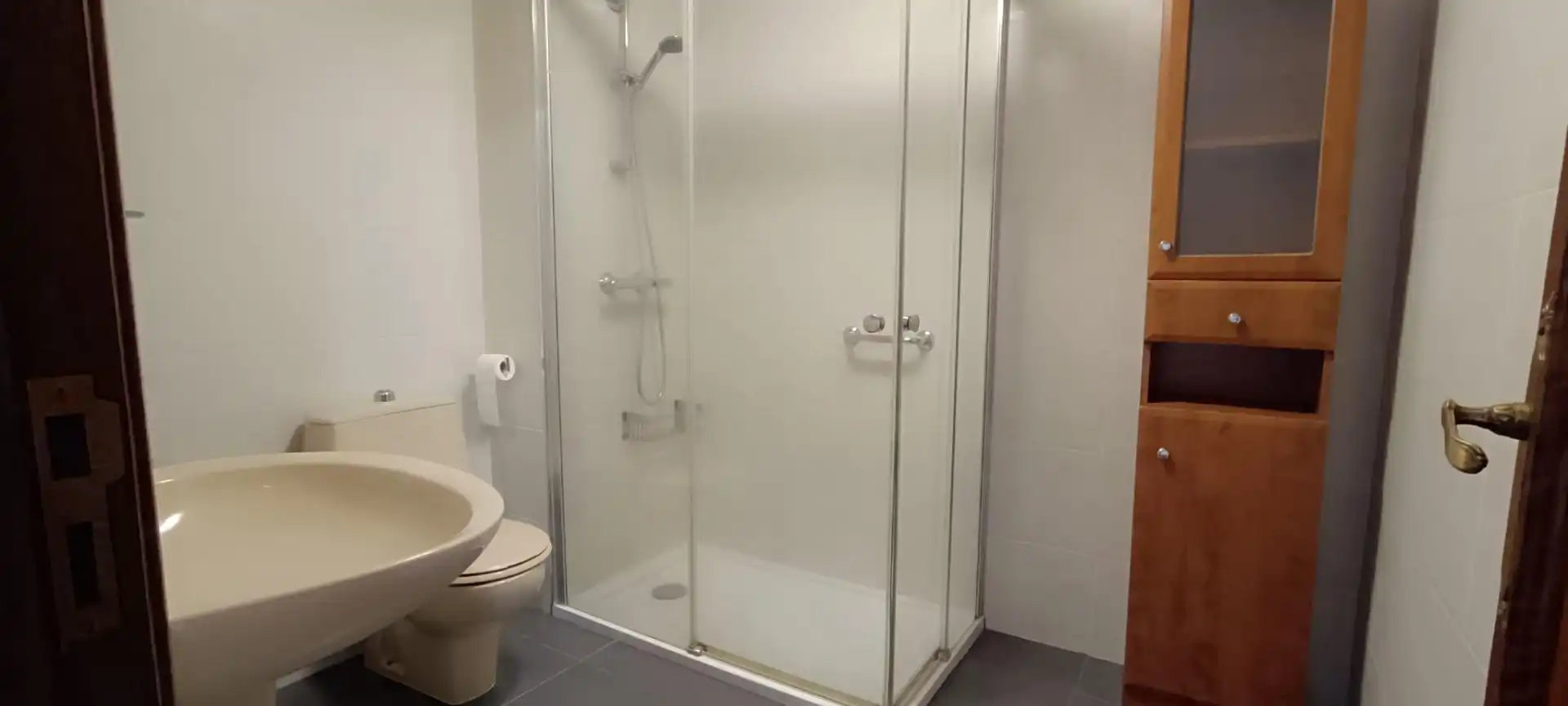 Baño de Piso de alquiler en A Coruña Capital  con Calefacción y Parquet