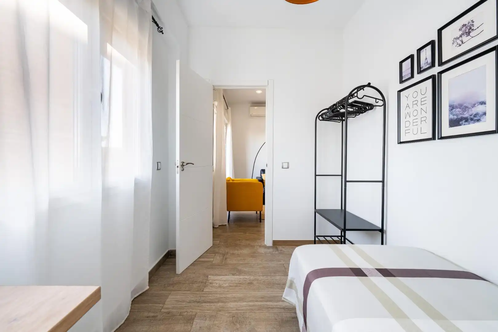 Habitación de Piso de alquiler en Almería con Aire acondicionado, Terraza y Amueblado