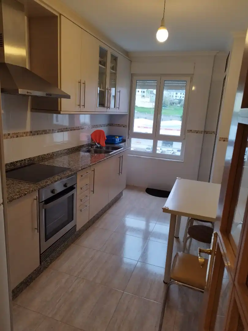 Cocina de Piso de alquiler en Foz con Amueblado, Horno y Lavadora