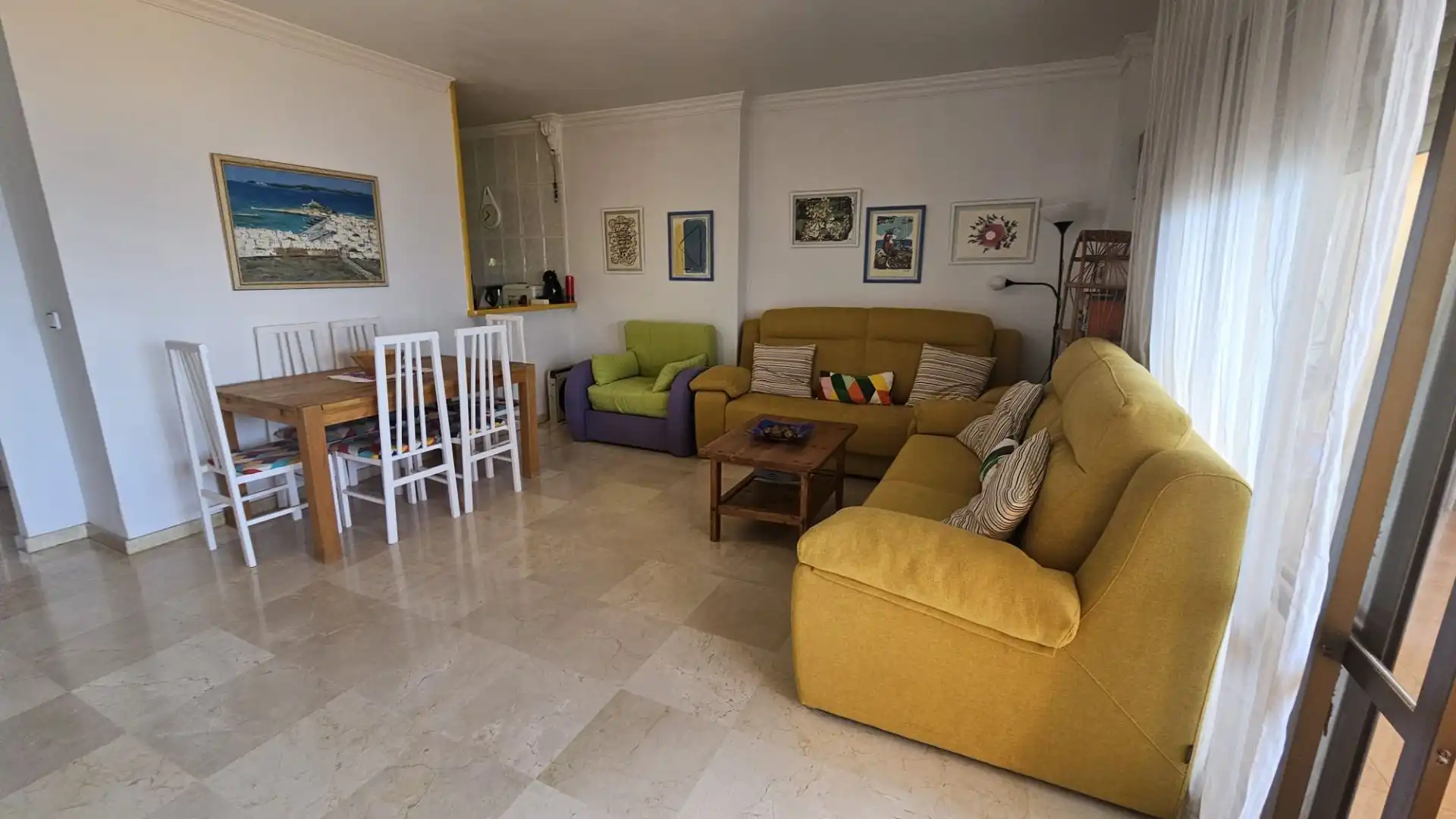 Sala de estar de Apartamento de alquiler en Benalmádena con Terraza, Amueblado y Piscina comunitaria