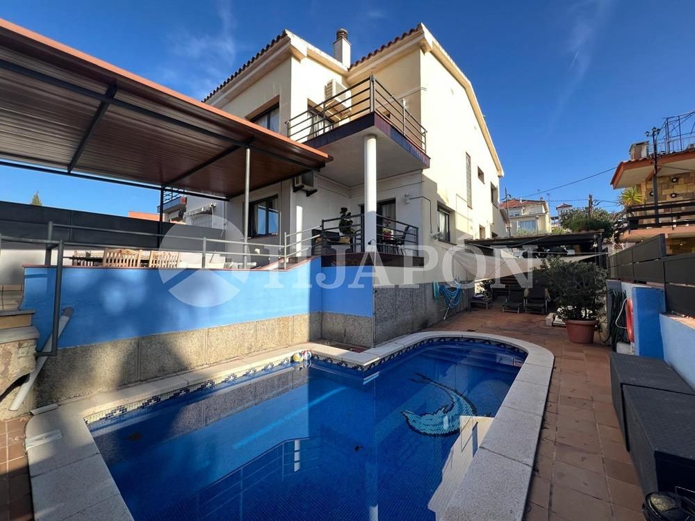 Vista exterior de Casa adosada en venda en El Masnou amb Aire condicionat, Calefacció i Terrassa